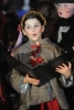 Una niña interpreta canciones navideñas, vestida con atuendos del siglo XIX en la era victoriana que plasma Charles Dickens en su cuento